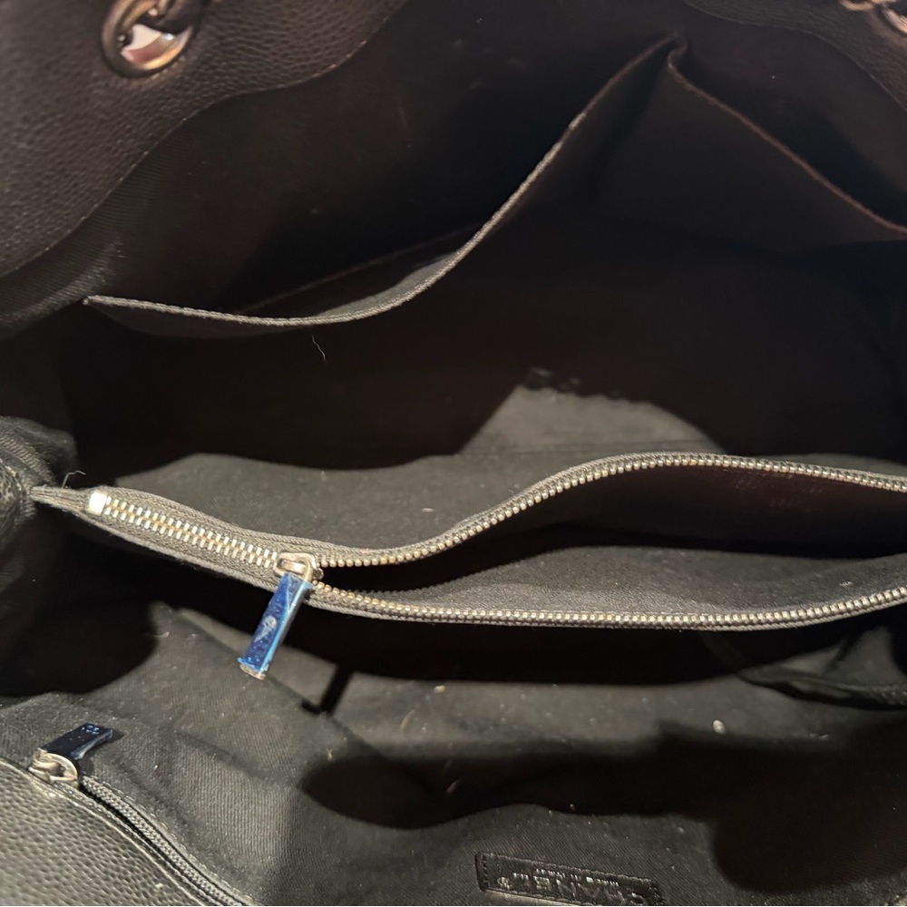 CHANEL Elegant Black Leather Shoulder Bag - Picture 7 of 10